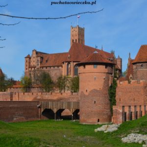 “Świat jest książką i ci, którzy nie podróżują, czytają tylko jedną stronę”