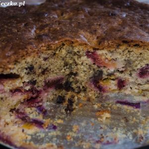 Ciasto ze śliwkami, orzechami laskowymi i czekoladą.