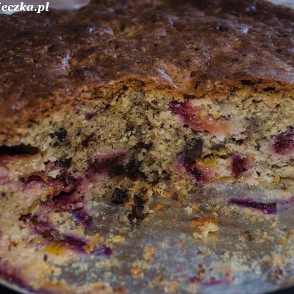 Ciasto ze śliwkami, orzechami laskowymi i czekoladą.